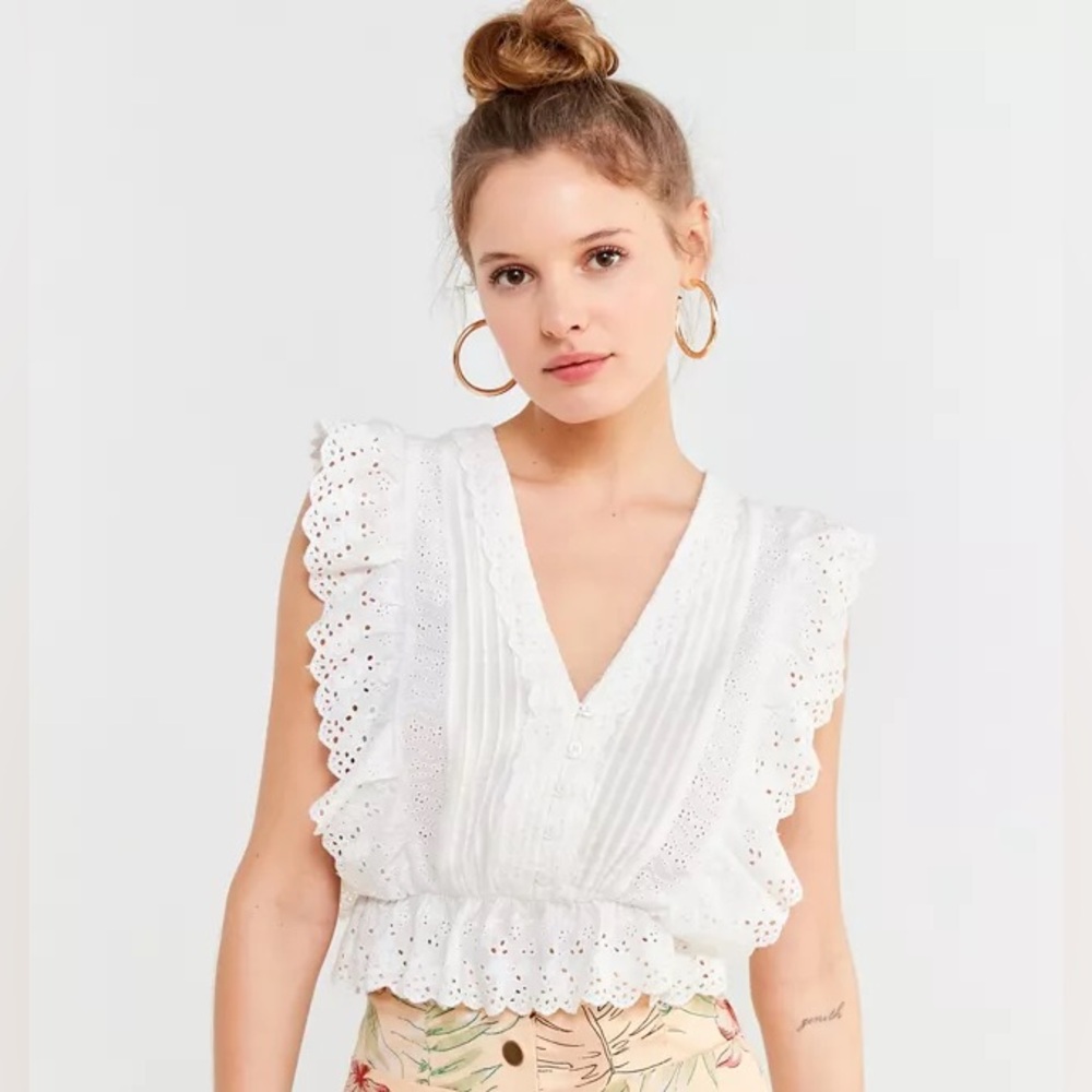 Urban Outfitters White Lace Cropped Top M